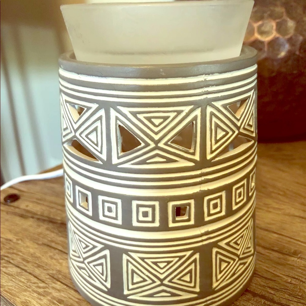 Scentsy Warmer Hidalgo Gray White Geometric Aztec